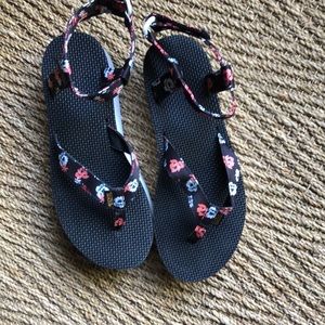 TEVA Size 10 floral PLATFORM  w ankle strap thong
